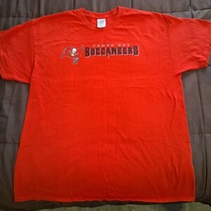 Tampa Bay Buccaneers Gameday Giveaway Red T-shirt. Excellent Condition MENS XL.